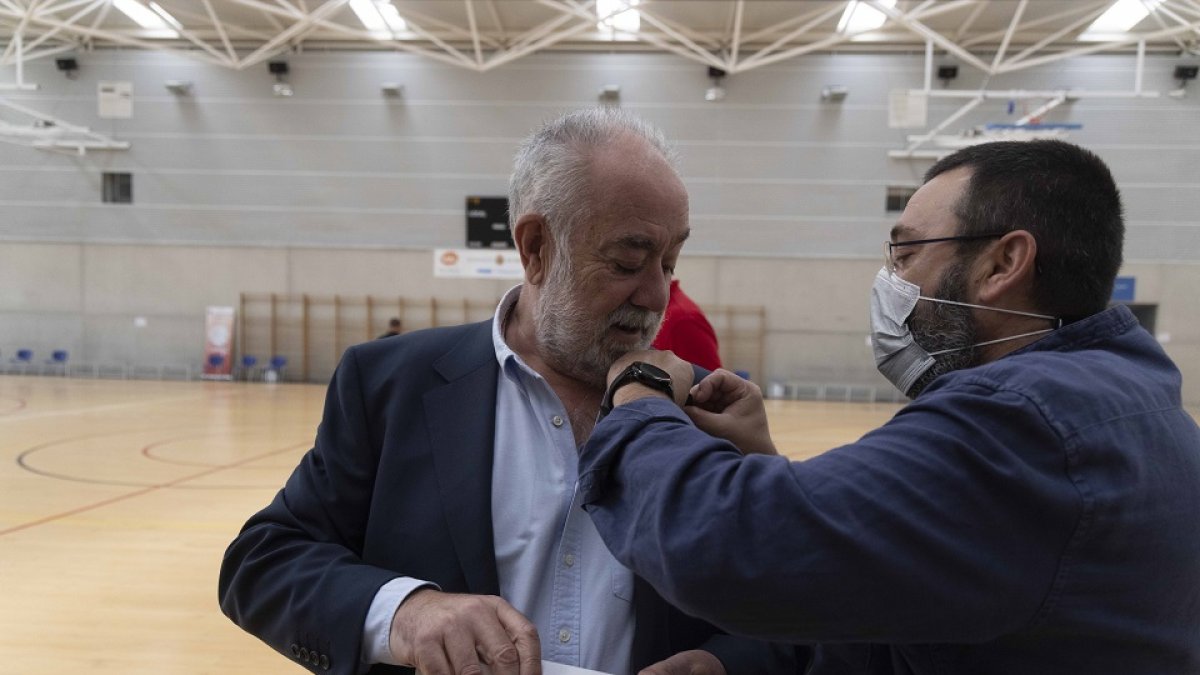 Diego Valdegrama impone la insignia de oro de la ACLEB a Óscar Castañeda. / J. C. CASTILLO