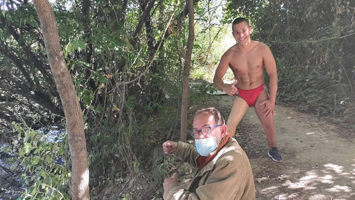 El campeón de España de natación adaptada, Enrique Navas, junto a Manuel, a quien rescató del río Pisuerga cuando cayó mientras paseaba por la orillas.- ICAL.