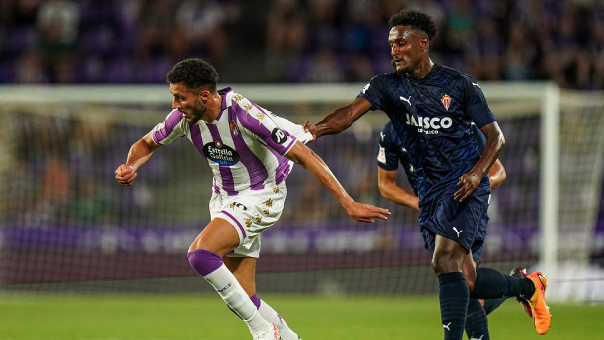 Selim Amallah es perseguido por Hassan ante el Sporting. / LALIGA