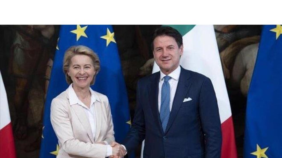 El primer ministro de Italia, Giuseppe Conte, recibe a la presidenta electa de la Comisión Europea, Ursula von Leyden.-MAURIZIO BRAMBATTI (EFE)