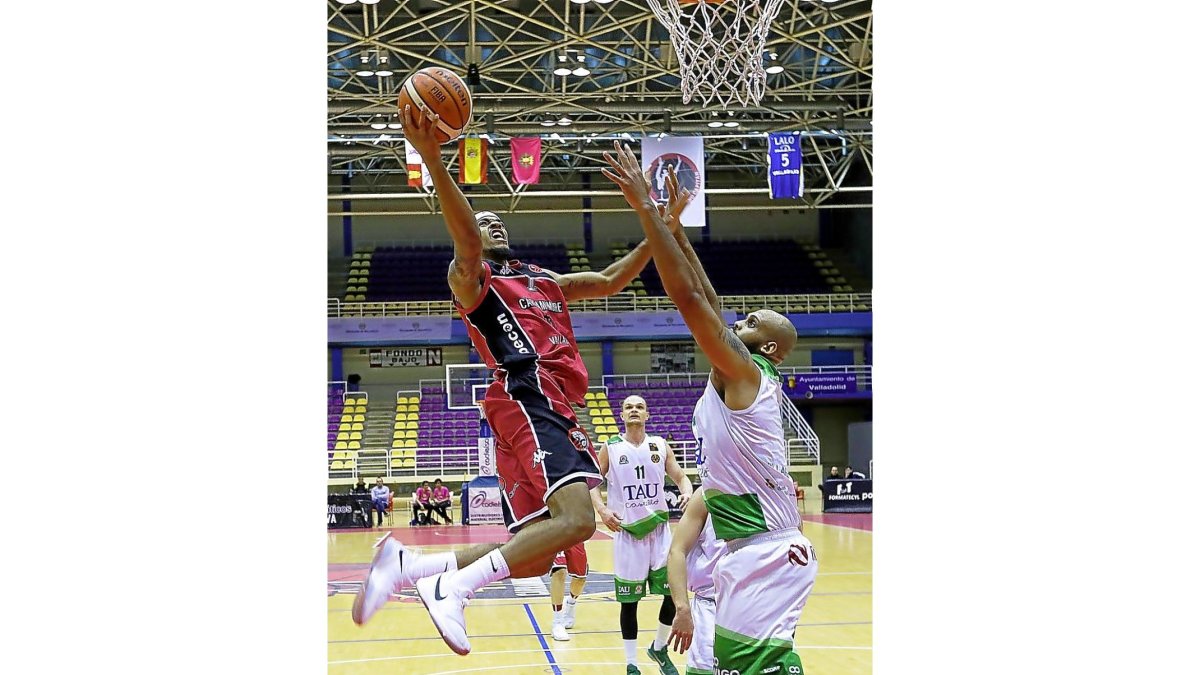 Wade-Chatman entra a canasta durante el partido de ida celebrado enPisuerga.-J.M. LOSTAU
