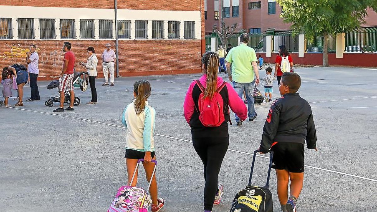 Alumnos de un colegio de Valladolid al comienzo  del pasado  curso.-J. M. LOSTAU
