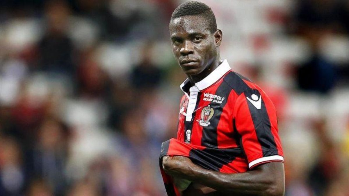 Mario Balotelli, en un momento del partido de este miércoles ante el Mónaco.-EFE / SÉBASTIEN NOGIER