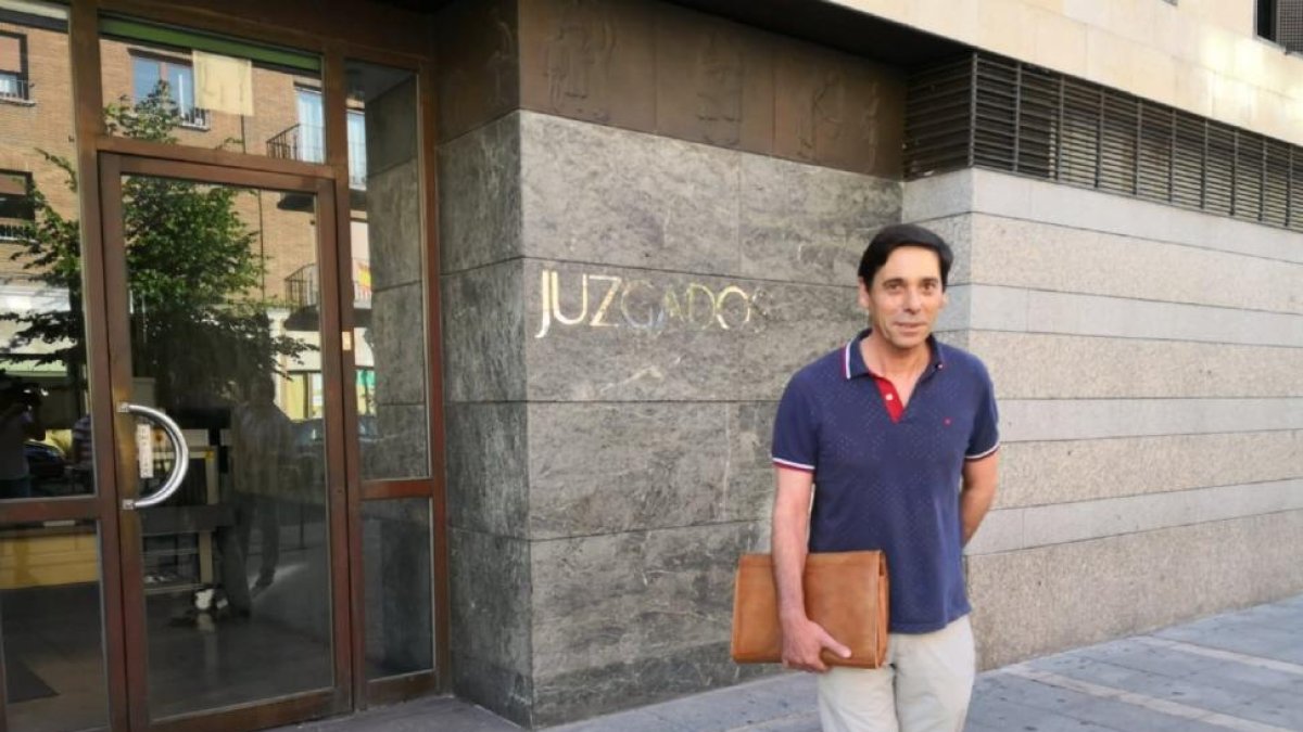 Lino Rodríguez, a la entrada de los juzgados.-E. M.