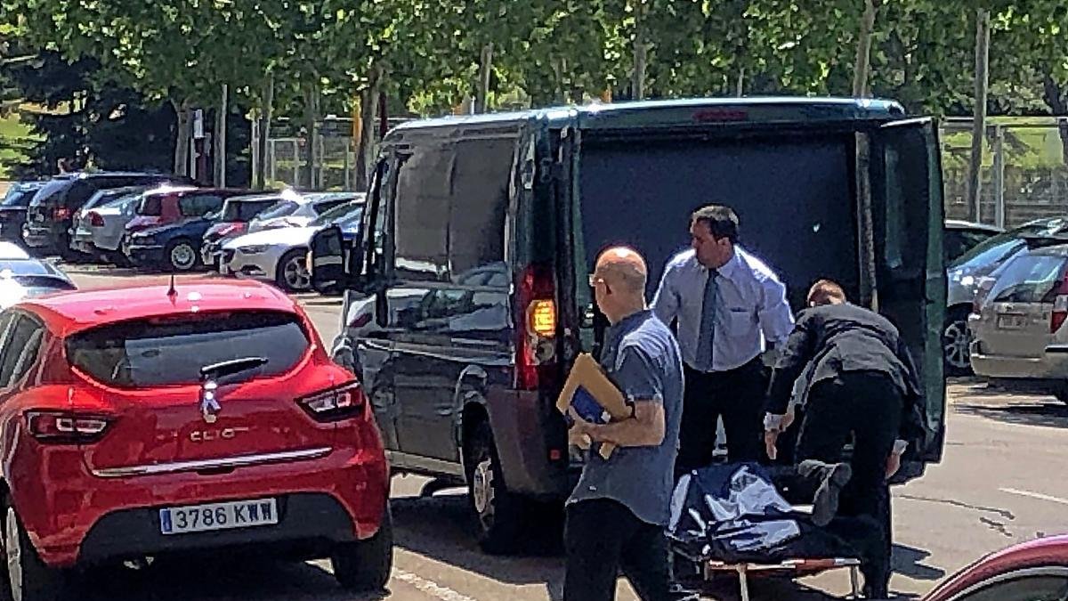 Los servicios funerarios recogen a la mujer hallada muerta en su casa de la calle Tórtola el pasado 3 de julio.-J. CASTILLO