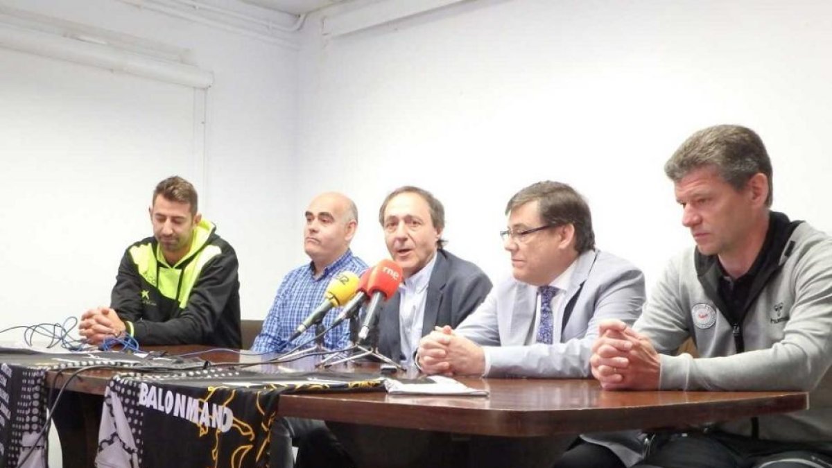 Perales, Pastor, Lara, Sainer y Olsen, durante la presentación del amistoso.-E.M.