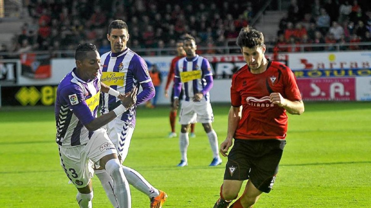 Mojica intenta cortar la internada de Rúper en el partido que disputaron Mirandés y Valladolid en Anduva-LOF
