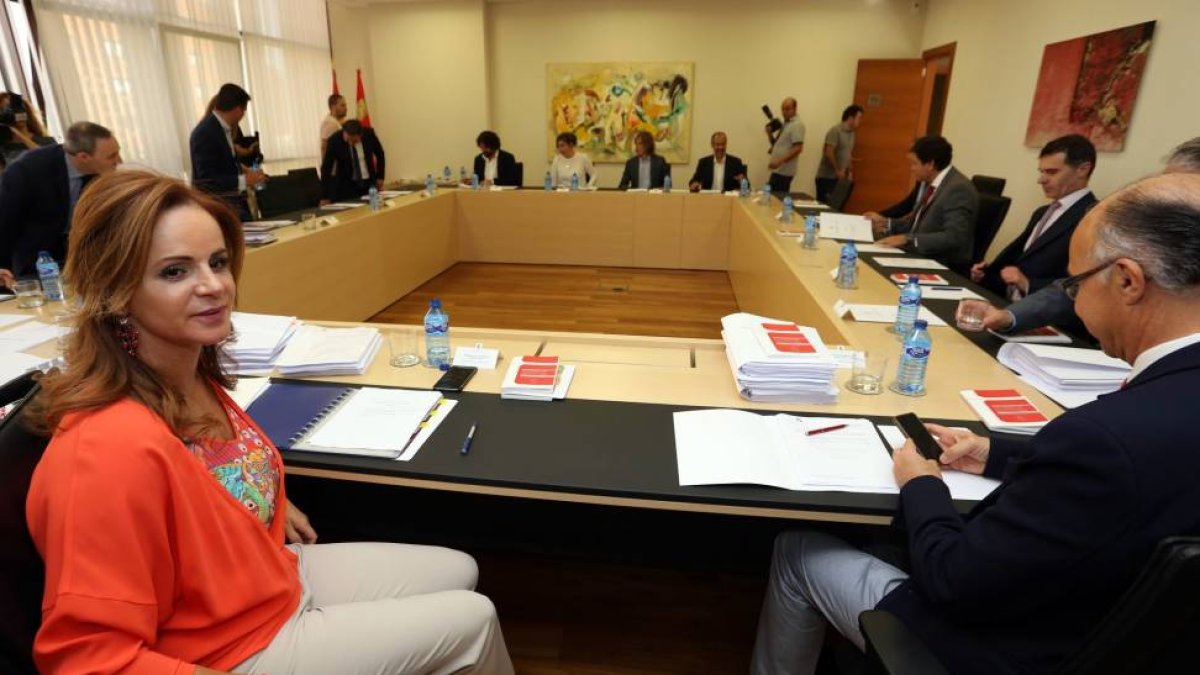 La presidenta del Parlamento autonómico, Silvia Clemente, preside una reunión de la Mesa de las Cortes.-ICAL