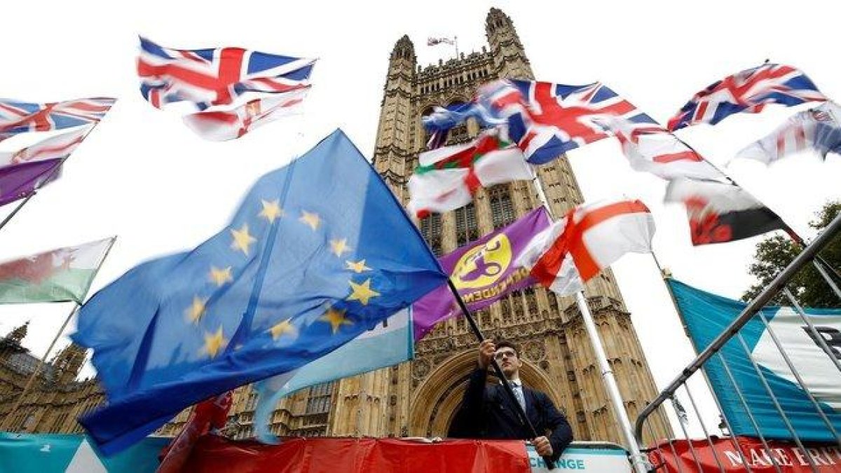 Banderas britanicas y europeas en Londres.-REUTERS / HENRY NICHOLLS