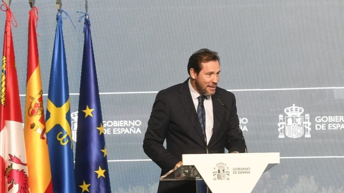 Comparecencia del ministro de Transportes y Movilidad Sostenible, Óscar Puente, tras la llegada del tren que inaugura la variante de Pajares de la Línea de Alta Velocidad Madrid-Asturias con la presencia del rey Felipe VI, acompañado del presidente del Gobierno, Pedro Sánchez, y los presidentes de Asturias y Castilla y León, Adrián Barbón y Alfonso Fernández Mañueco, entre otras autoridades. -ADIF