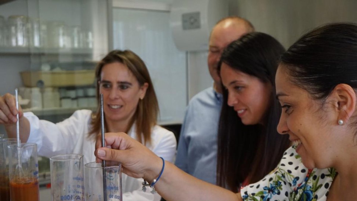 Técnicas de Agroaguilar e Inea en el laboratorio.-ICAL