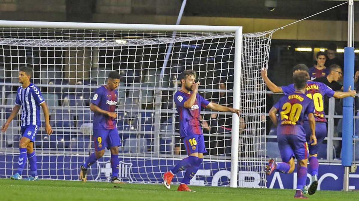 Jose se lleva el pulgar a la boca después de marcar el gol de la victoria del Barcelona B ante el Lorca.-LA LIGA