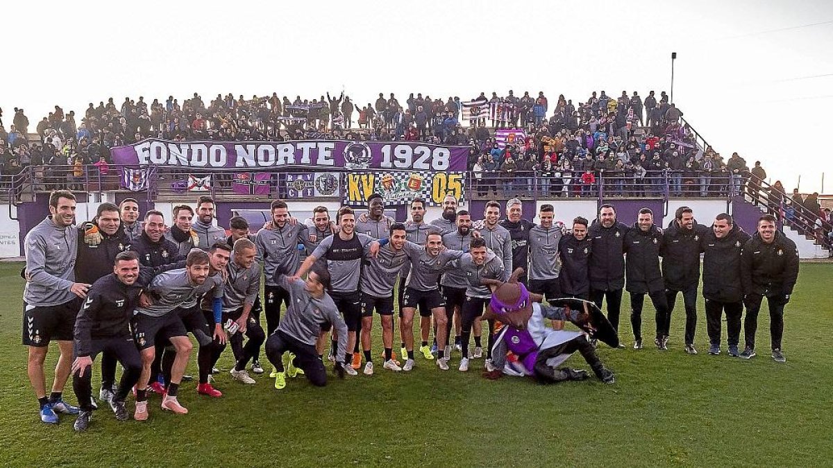Plantilla, técnicos, trabajadores del primer equipo y Pepe Zorrillo posan ante el público que ocupa la grada de los Campos Anexos.-PABLO REQUEJO