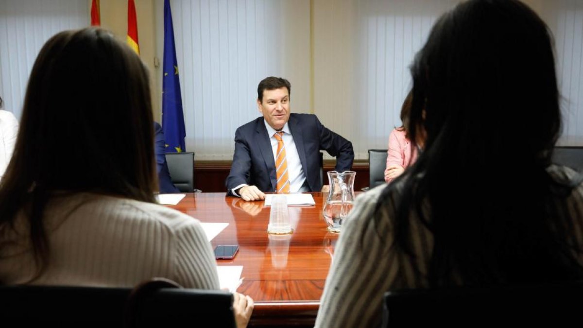 El consejero de Empleo, Carlos Fernández Carriedo, preside la Mesa del Autónomo.-ICAL