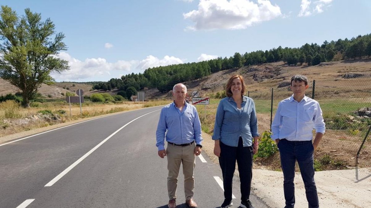 La presidenta de la Diputación, Ángeles Armisén, acompañada por el diputado provincial, Urbano Alonso, y del arquitecto de la Institución, José Ignacio Iglesias.-ICAL