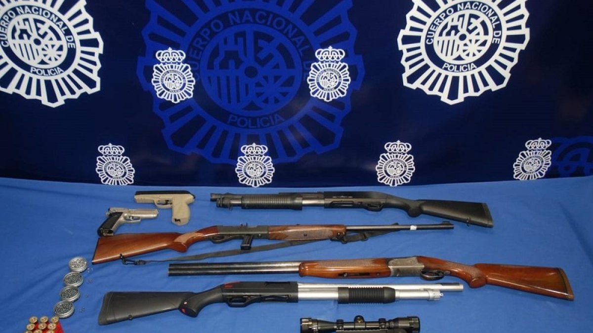 Imagen de las armas sustraídas al presunto autor de los hechos.-CNP
