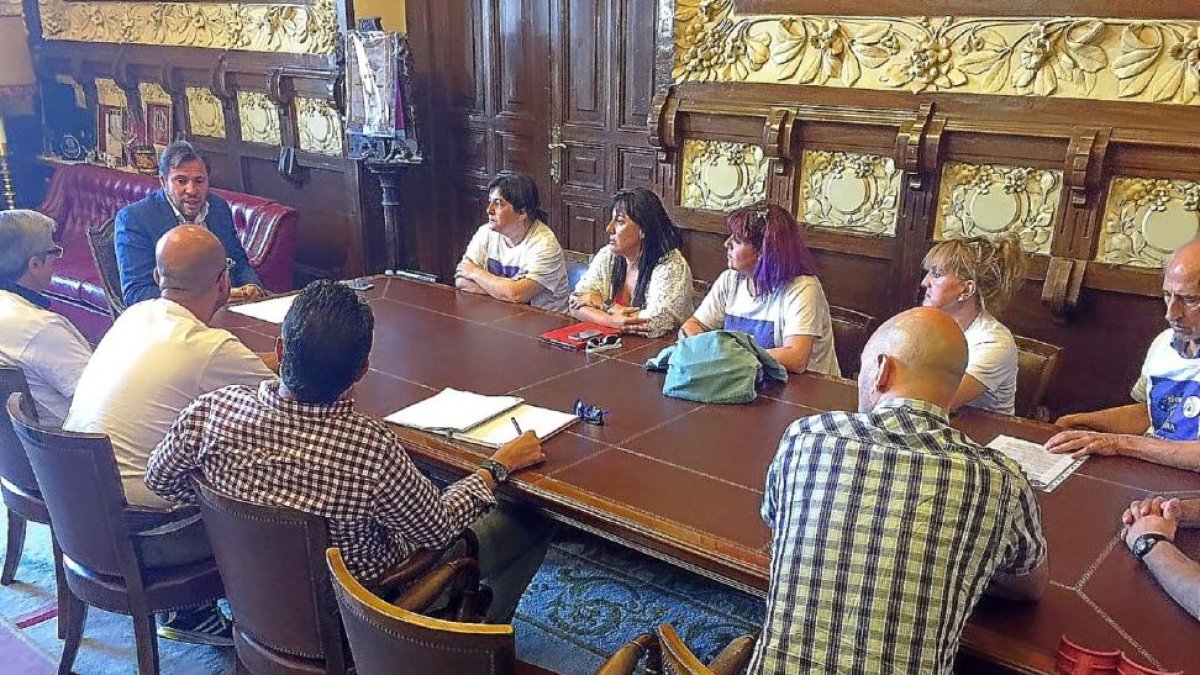 El alcalde de Valladolid, Óscar Puente, reunido ayer con los representantes de los trabajadores de Dulciora.-E. M.
