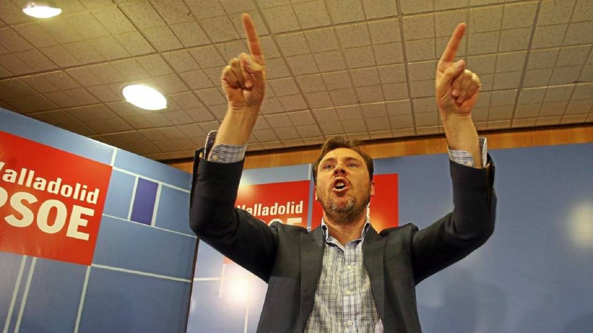 Óscar Puente, ayer, en la sede provincial, celebra los resultados electorales.-Ical