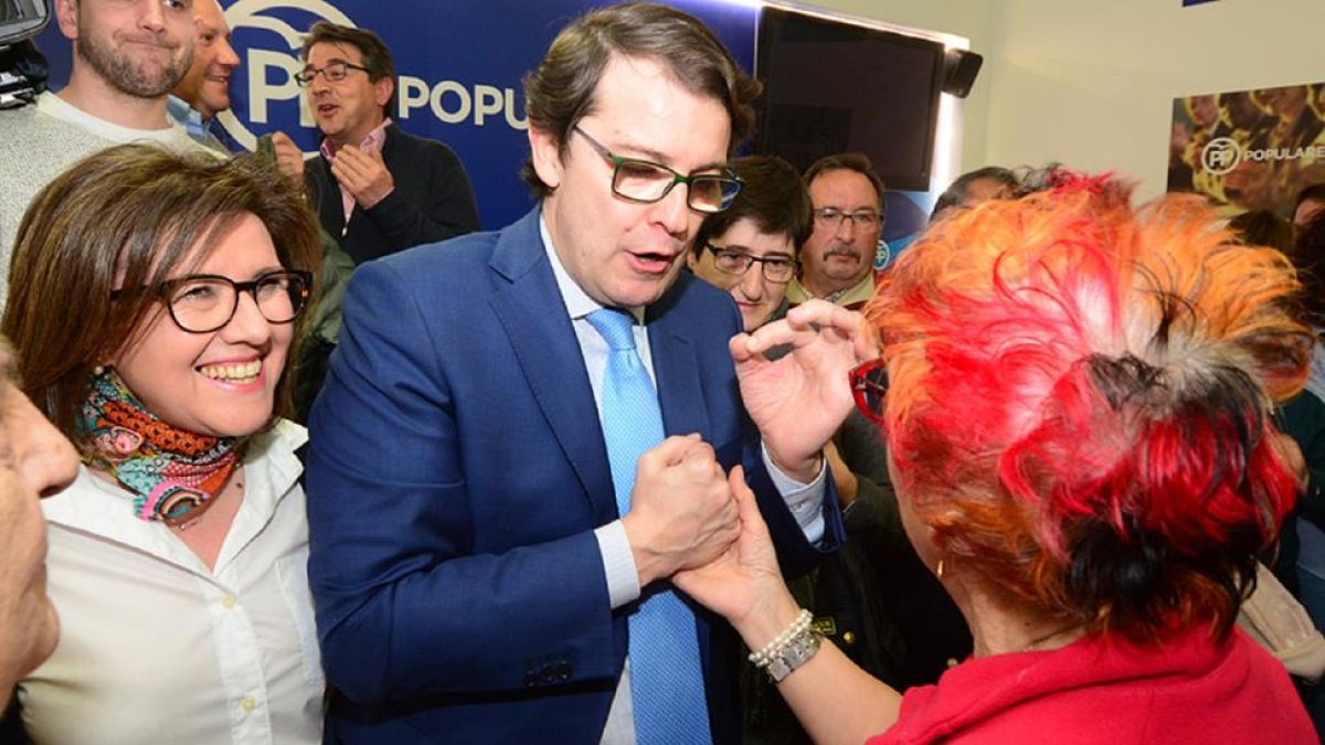 Mañueco, escoltado por la presidenta del PP de Soria, Marimar Angulo, saluda a los militantes sorianos.-ÁLVARO MARTÍNEZ