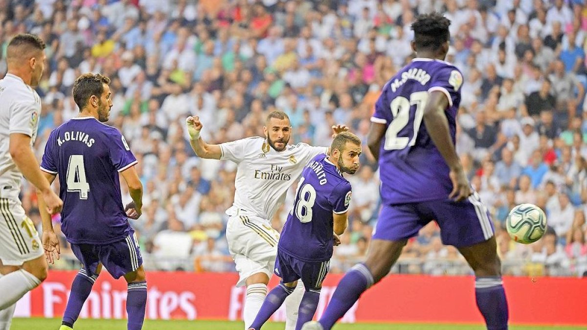 Antoñito, de espaldas, no puede interceptar el lanzamiento de Benzema en el gol del Real Madrid.-AFP