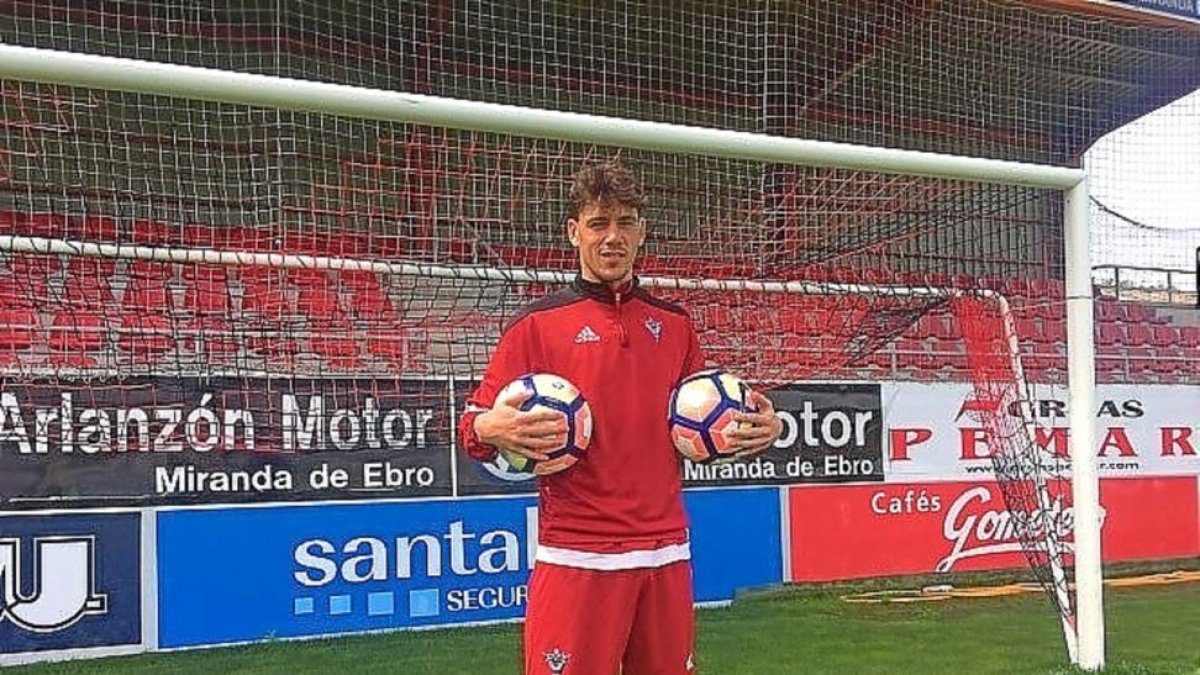 Guarrotxena posa con dos balones en Anduva.-CD MIRANDÉS