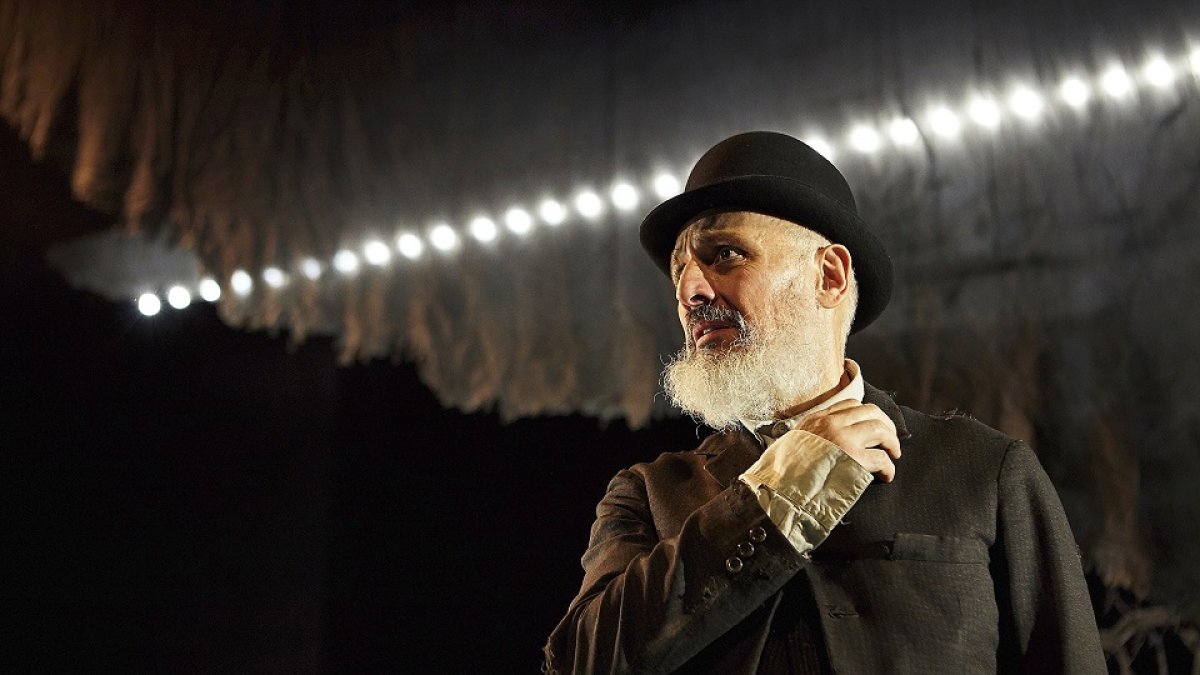Alberto Jiménez en el papel de Vladimir, en 'Esperando a Godot'. PENTACIÓN