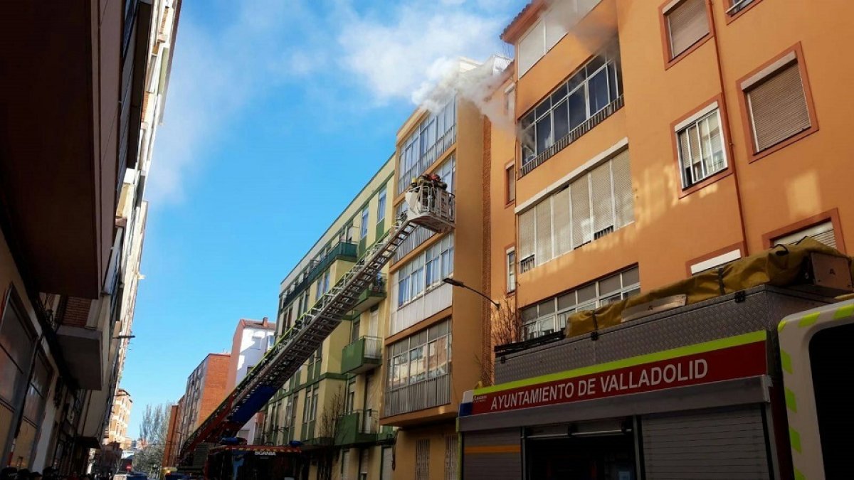 Imagen de la intervención de los bomberos en la calle Esperanto de Valladolid. - @POLICIAVLL
