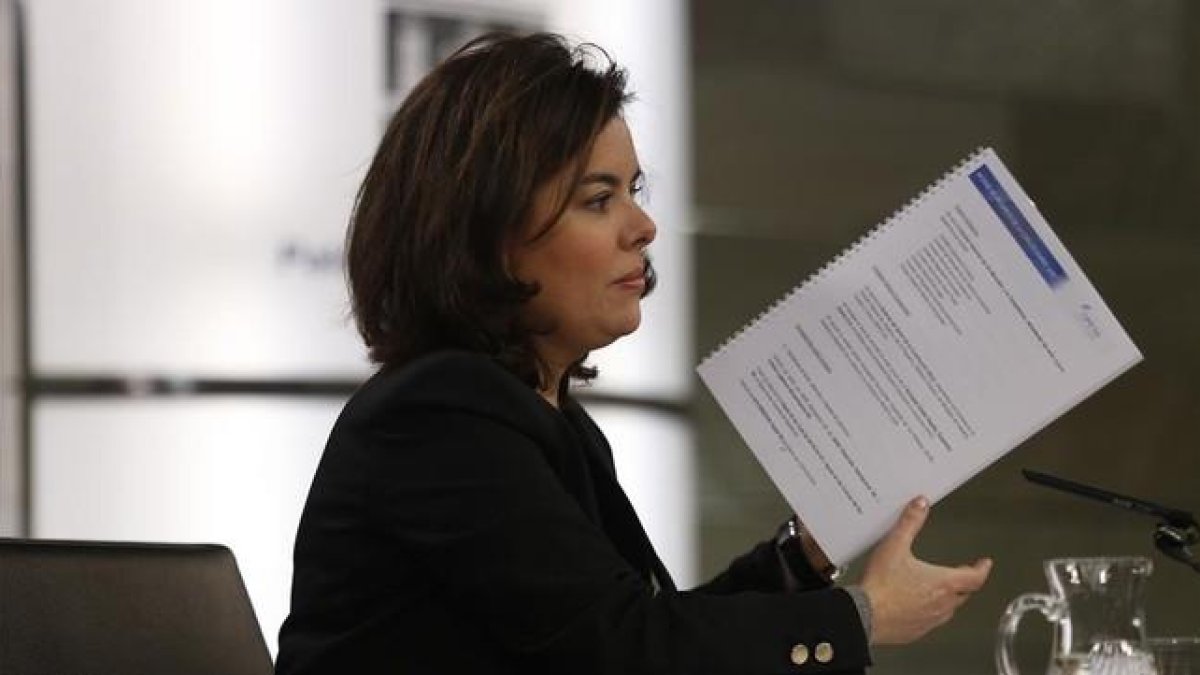La vicepresidenta del Gobierno en funciones, Soraya Sáenz de Santamaría, este viernes tras el Consejo de Ministros.-DAVID CASTRO