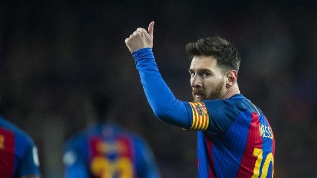Messi agradece al público su apoyo en el Camp Nou durante el Barça-Real Sociedad.-JORDI COTRINA