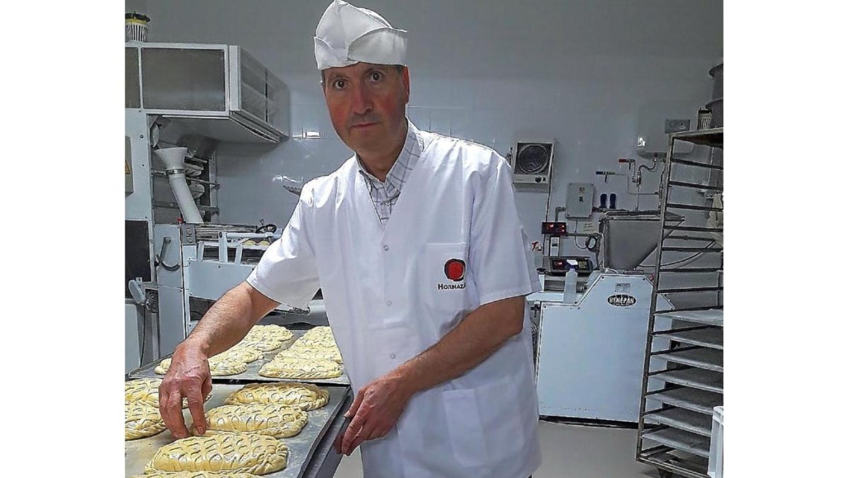 Rafael Hernández muestra algunos horzanos antes de introducirlos en el horno.-A. G.