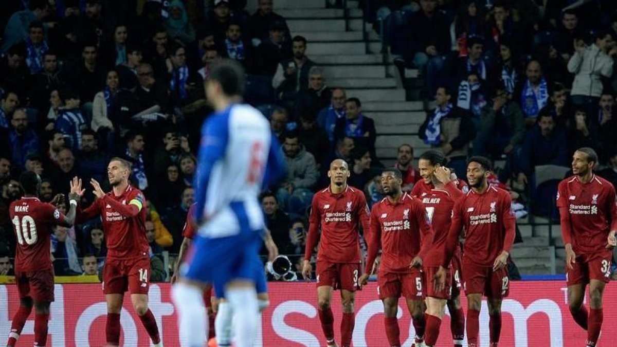 Los jugadores del Liverpool celebran uno de sus goles.-