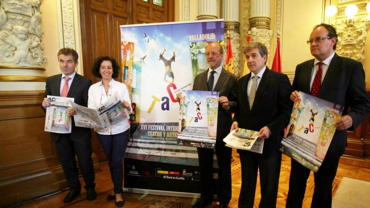 El alcalde de Valladolid, Francisco Javier León de la Riva, junto a la concejala de Cultura y Turismo, Mercedes Cantalapiedra, y varios patrocinadores-Ical
