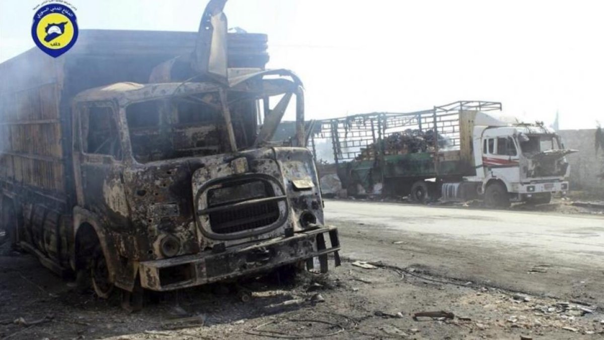 Camiones de ayuda humanitaria bombardeados cerca de Alepo.-EFE