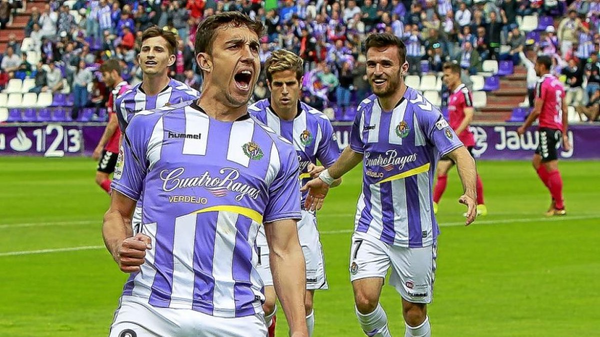 Mata celebra uno de los dos goles que marcó en el partido contra el Albacete.-J. M. LOSTAU