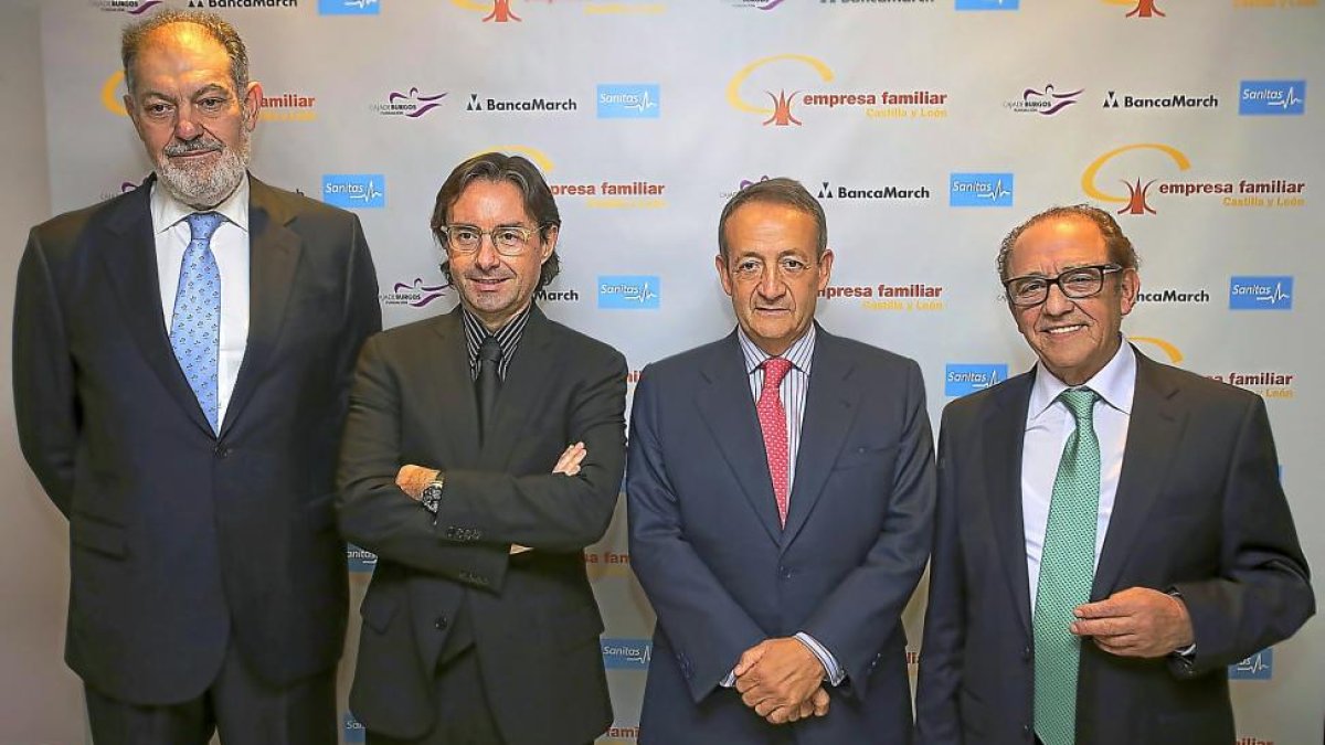 Los galardonados Salvador Rus, Alberto Cagigas, el presidente de Empresa Familiar, José Miguel Isidro, y el premiado José María Ruiz.-ICAL