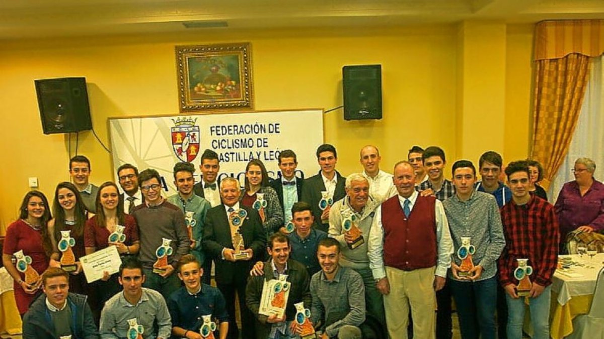 Corredores, técnicos y dirigentes galardonados en la fiesta del ciclismo.-EM