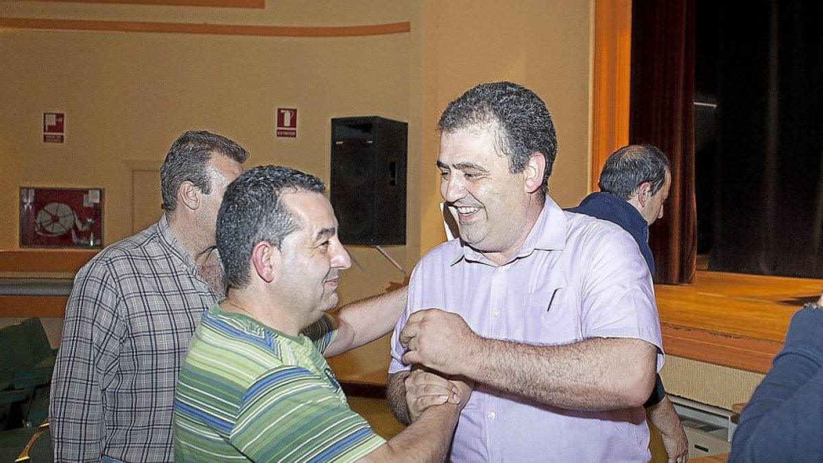 Merino (drcha) recibe la felicitación de compañeros tras la votación en el Centro Cívico Delicias.-José Castillo