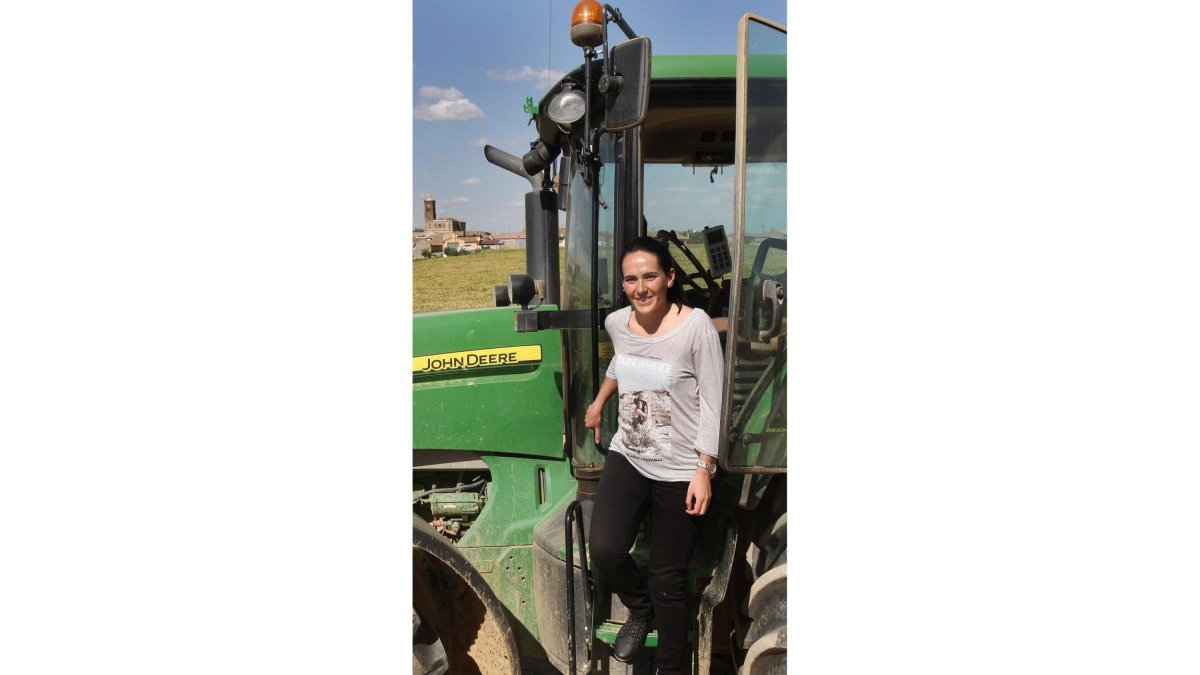 Elena Tejerina subida al tractor en su explotación palentina.-BRÁGIMO