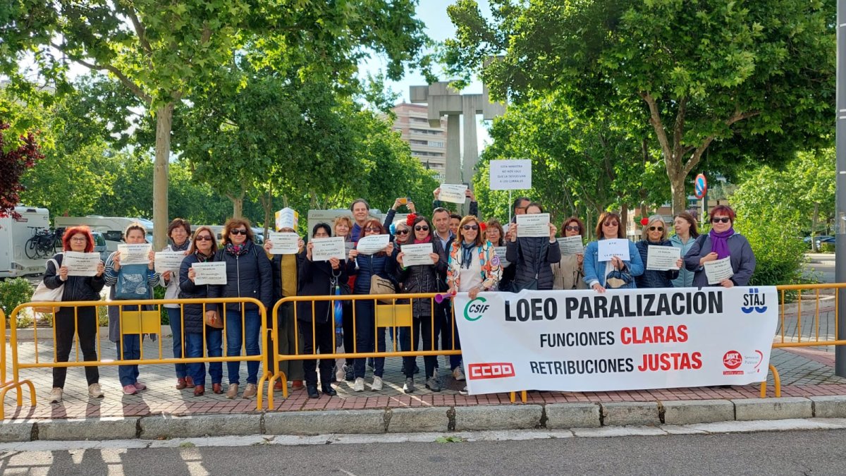 Leticia Pérez / ICAL . Concentración de funcionarios de la Justicia para recibir a la ministra del ramo, Pilar Llop, que asiste a la primera Cumbre Internacional de Mediación Empresarial. -E.M.