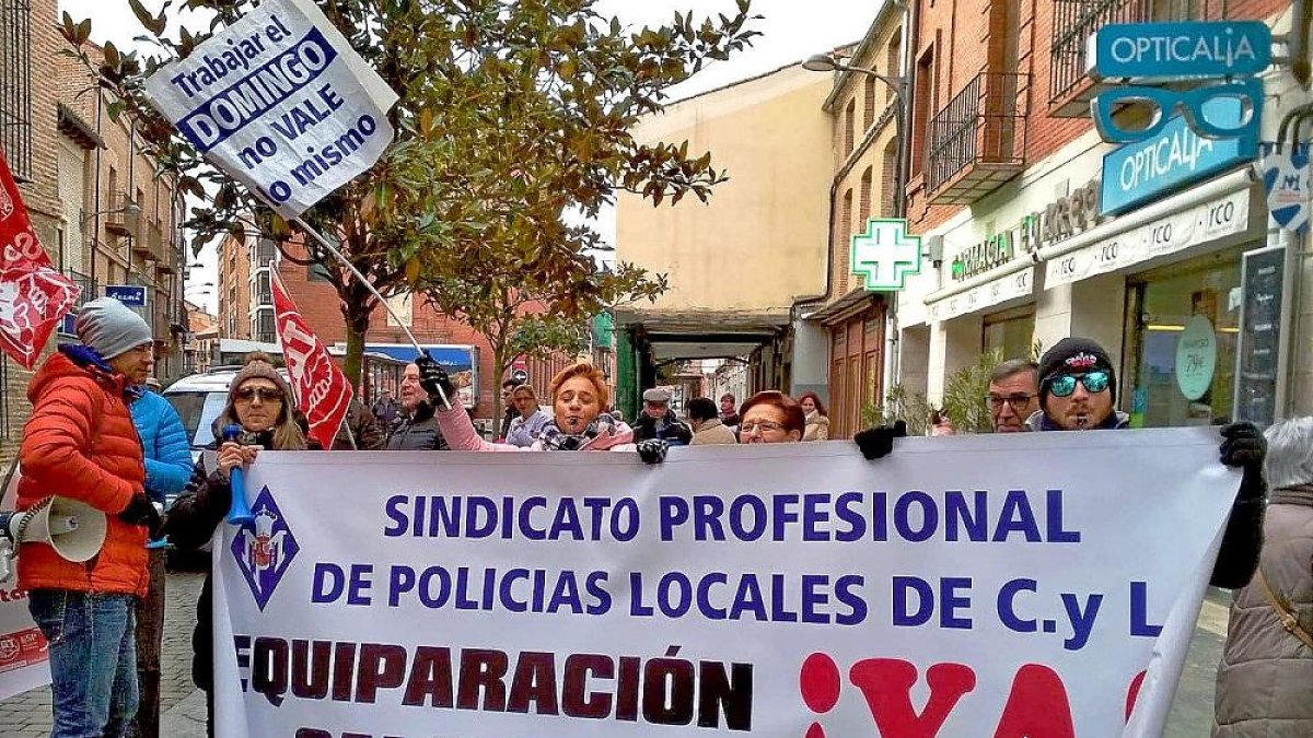 Manifestantes despliegan una pancarta en una de las concentraciones de la Policía Municipal de Medina.-EL MUNDO