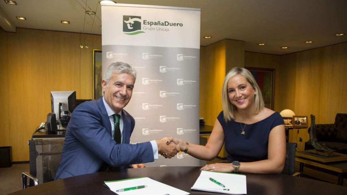 El director general de Banca Comercial de EspañaDuero, Carlos Ranera, y la presidenta del Fórum Familiar, Beatriz Prieto, firman un acuerdo de patrocinio de las actividades formativas de los jóvenes de las empresas familiares de Castilla y León-ICAL