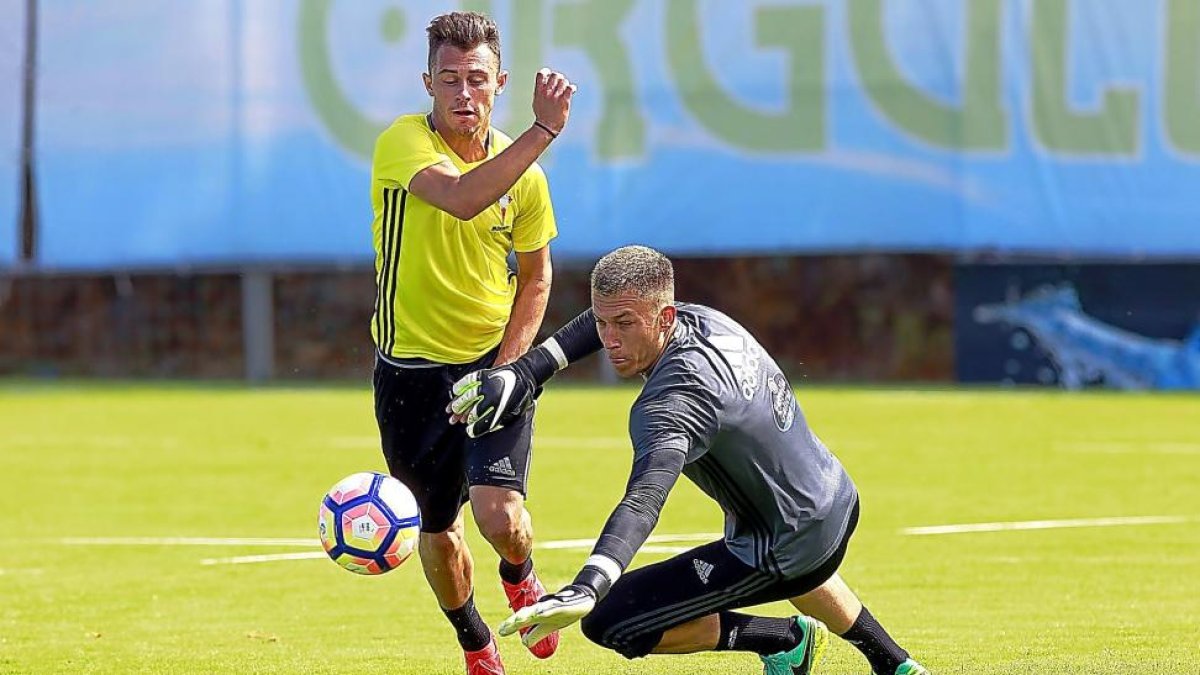 Dejan Drazic intenta driblar a Rubén Blanco durante un entrenamiento del Celta de Vigo.-MARCOS CANOSA / FARO DE VIGO
