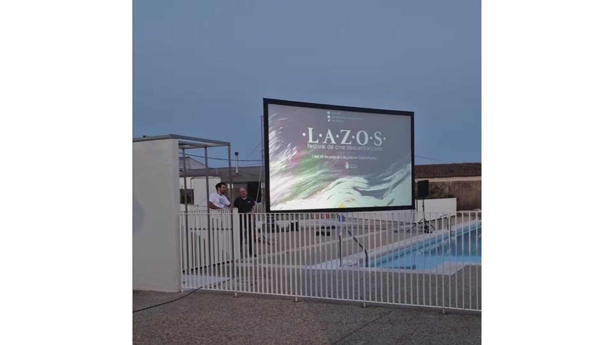 Proyección del Festival 'Lazos' en las piscinas de Castromonte.- LAZOS / M. MARTÍN