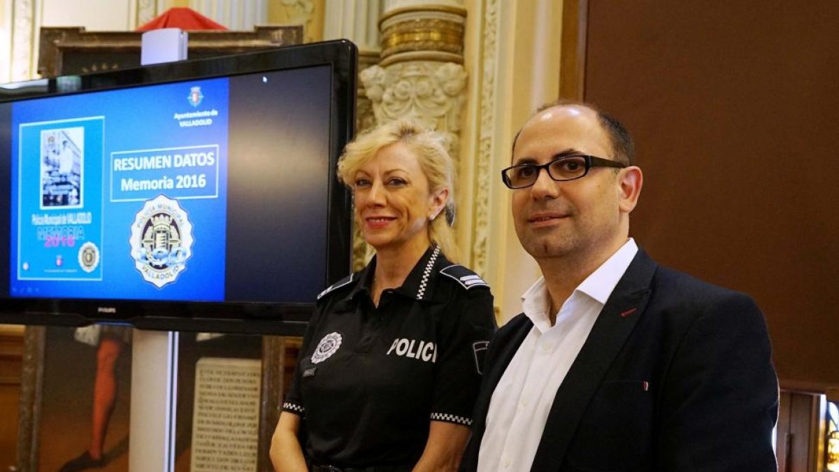 El concejal de Seguridad y Movilidad, Luis Vélez, y la jefa de la Policía Municipal de Valladolid, Julia González Calleja, en la presentación de la Memoria de la Policía de 2016-ICAL