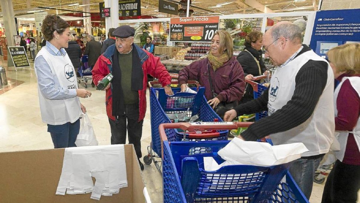 Voluntarios durante la 'Gran Recogida' del Banco de Alimentos-Pablo Requejo