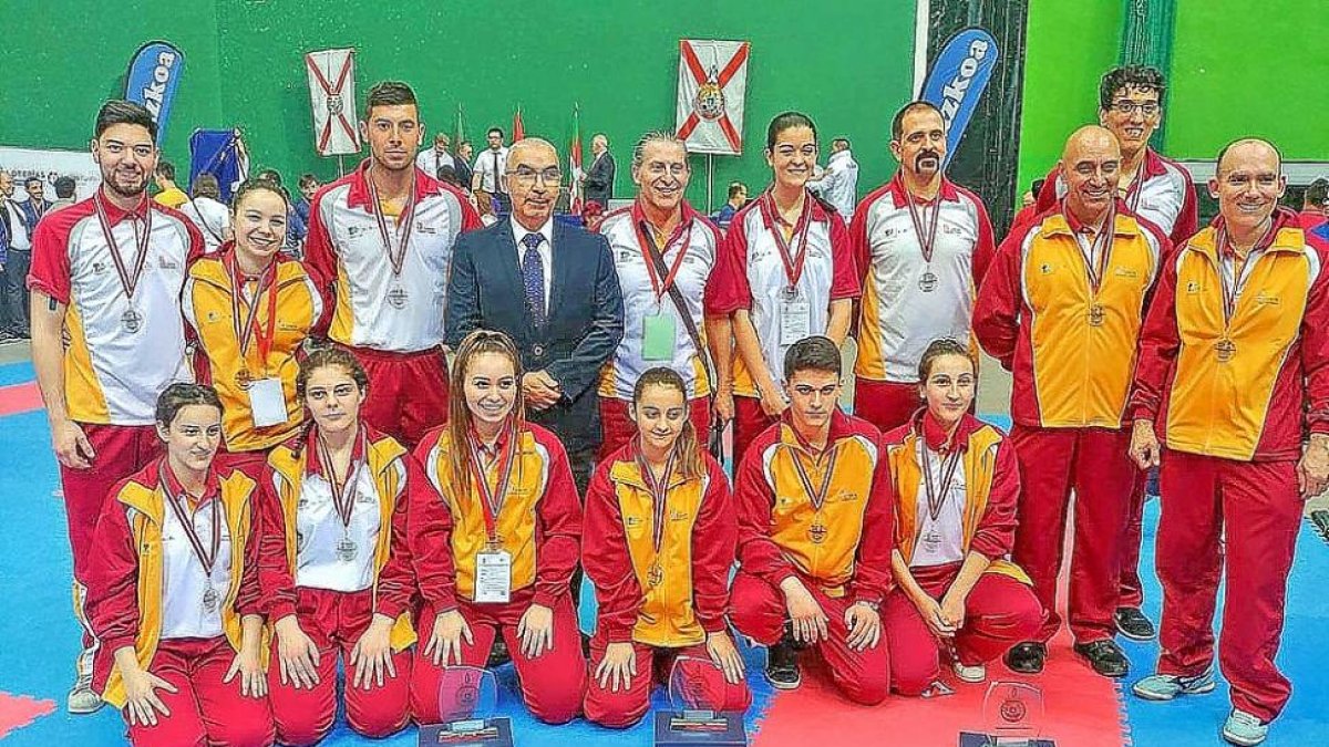 Los karatecas de Castilla y León posan con sus medallas.-EL MUNDO