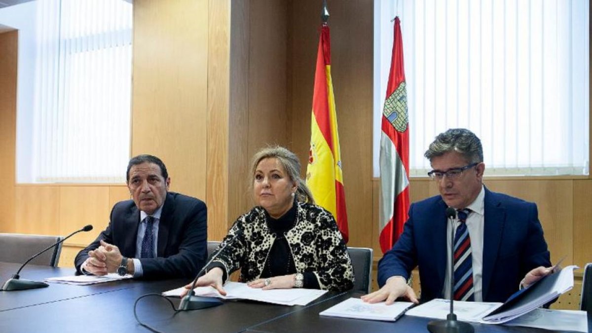 La vicepresidenta y consejera de Empleo, Rosa Valdeón, preside el acto de firma del Plan Anual de Gestión 2016 junto al consejero de Sanidad, Antonio Sáez-ICAL