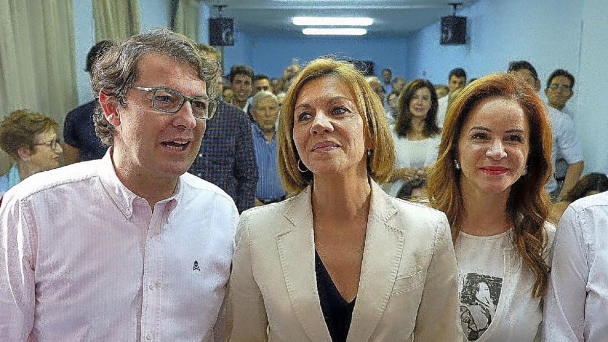 María Dolores de Cospedal junto a Alfonso Fernández Mañueco y Silvia Clemente en Salamanca.-ICAL