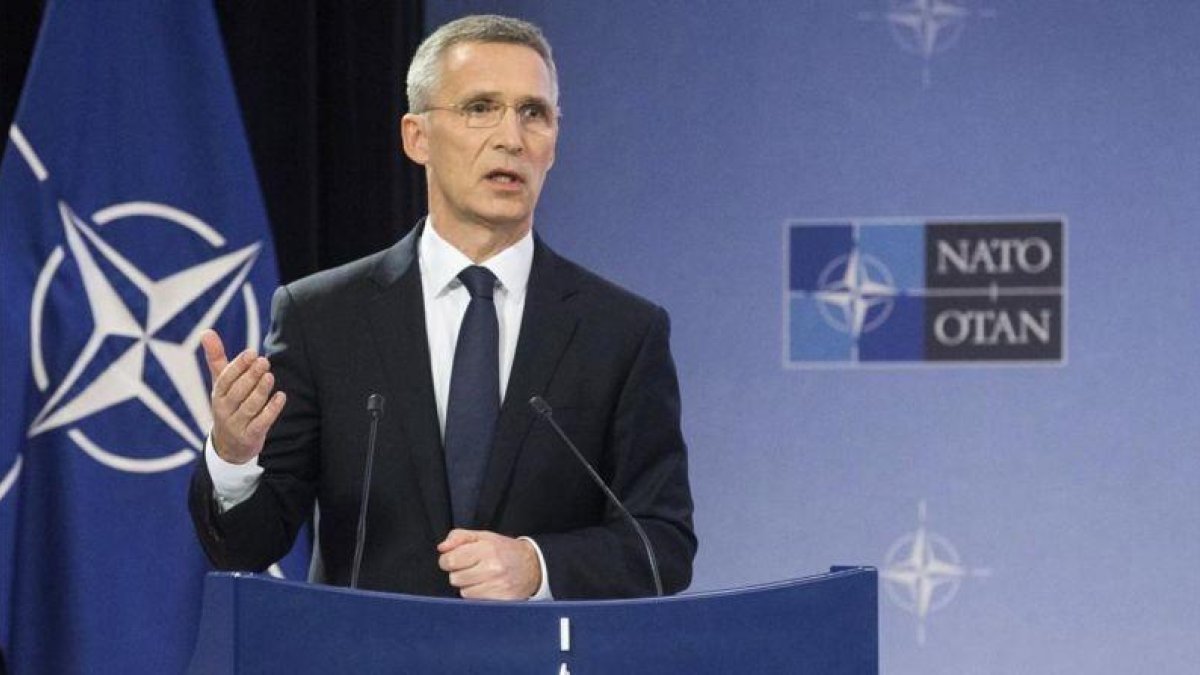 Stoltenberg presenta el informe anual de la OTAN del 2016, durante una rueda de prensa, en Bruselas, el 13 de marzo.-EFE / STEPHANIE LECOCQ