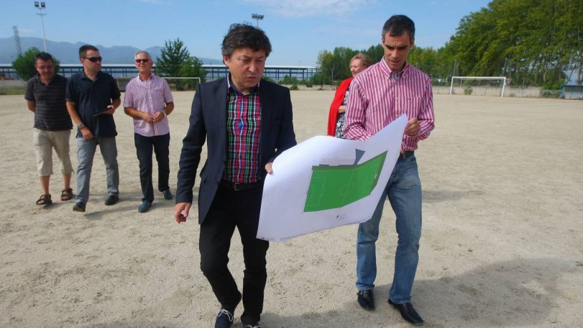 El alcalde de Ponferrada, Samuel Folgueral, junto al concejal de Deportes, Sergio Gallardo, durante la presentación del proyecto de remodelación del los campos de fútbol de Cuatrovientos-Ical
